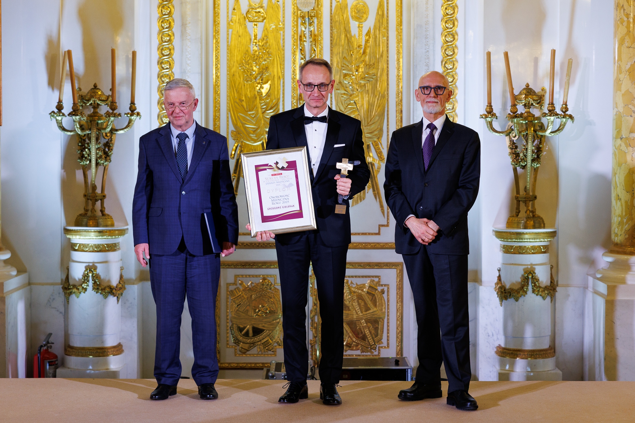 Dyrektor WIM odbiera nagrodę i dyplom.