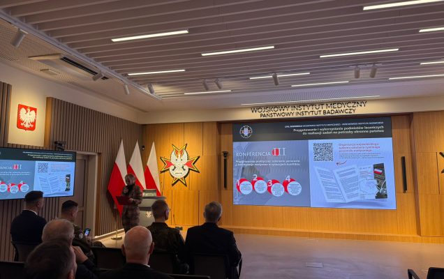 Ujęcie z tyłu auli na uczestników konferencji.