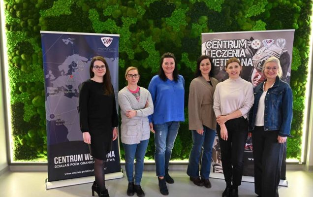 Weteranki pozują do zdjęcia