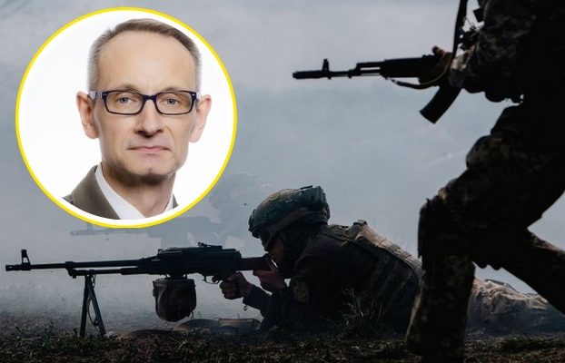 Żołnierze z karabinami podczas ćwiczeń na poligonie. W kółku Grzegorz Gielerak.