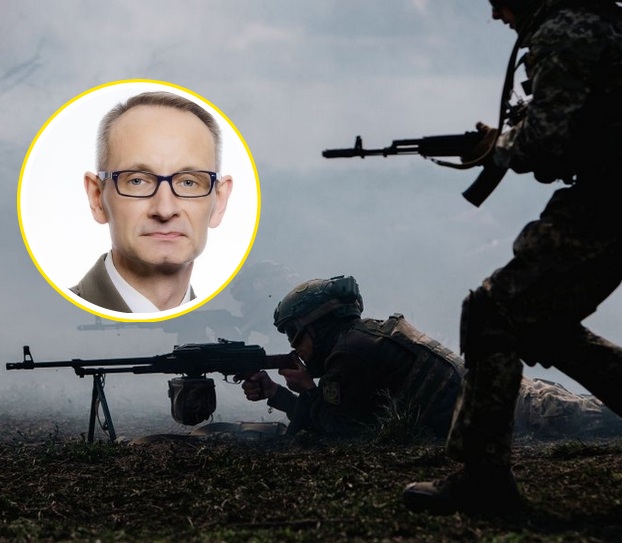 Żołnierze z karabinami podczas ćwiczeń na poligonie. W kółku Grzegorz Gielerak.