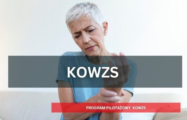 Kobieta z wyrazem cierpienia na twarzy trzyma się za nadgarstek.