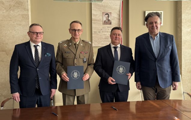 Grzegorz Gielerak, Cezary Kostrzewa, Radosław Tworus i Piotr Napieraj pozujący do zdjęcia po podpisaniu listu intencyjnego