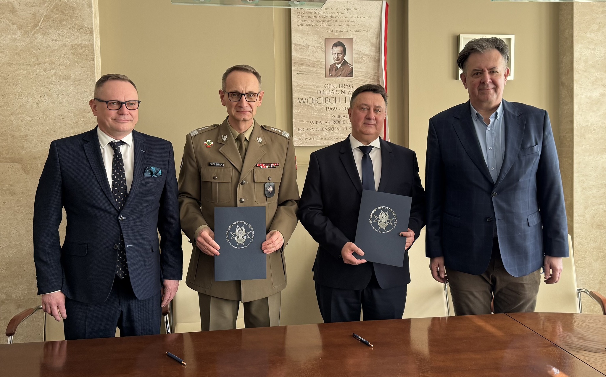 Grzegorz Gielerak, Cezary Kostrzewa, Radosław Tworus i Piotr Napieraj pozujący do zdjęcia po podpisaniu listu intencyjnego