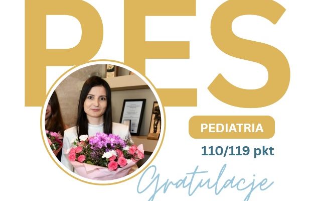 Duży napis w kolorze złotym: „PES”, a poniżej w mniejszym prostokącie napis „PEDIATRIA”. Pod nim znajduje się wynik: „110/119 pkt” oraz odręczny napis w błękitnym kolorze: „Gratulacje”. Po lewej stronie okrągłe zdjęcie Katarzyny Terlikowskiej, trzymającej bukiet różowych i fioletowych kwiatów. W tle widać dyplomy i statuetki, co sugeruje uroczysty charakter wydarzenia.