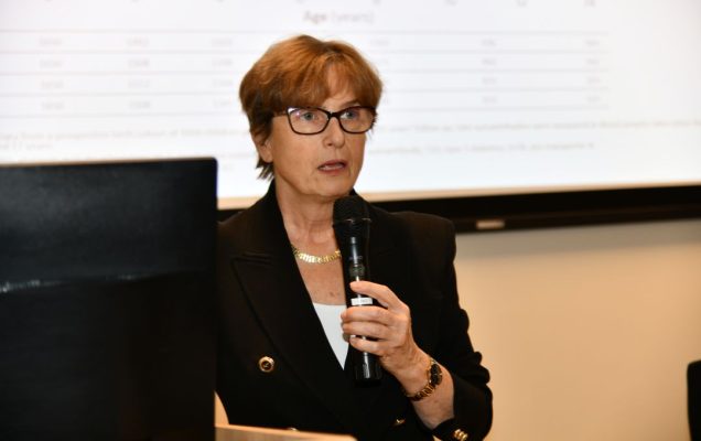 Agnieszka Szypowska przemawia z mikrofonem w ręce podczas wykładu