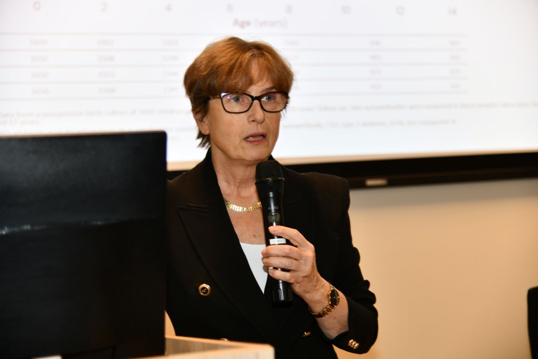 Agnieszka Szypowska przemawia z mikrofonem w ręce podczas wykładu