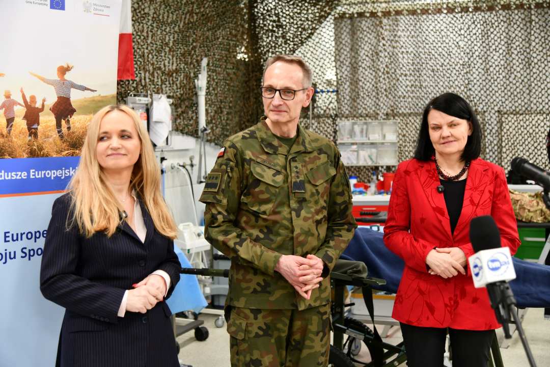 Dyrektor WIM z ministrą i wiceministrą zdrowia w Szpitalu Modułowym podczas konferencji.