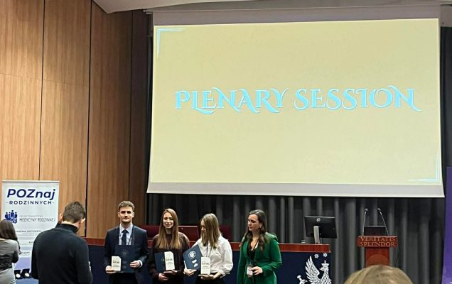 Studenci podczas uroczystości galowej odbierają nagrody.