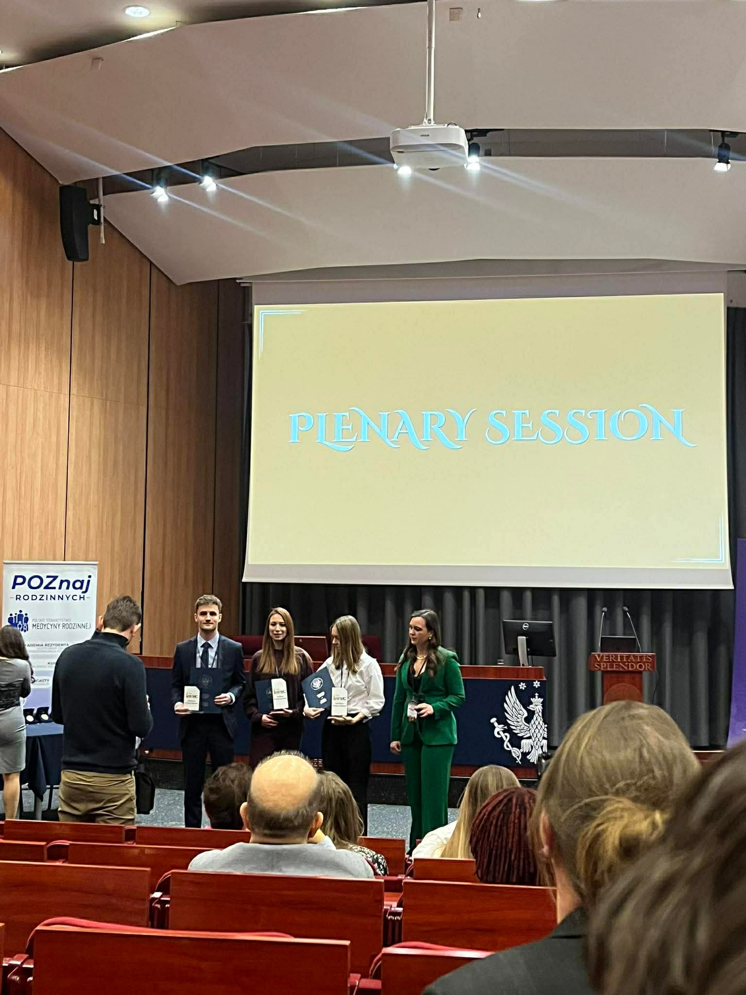 Studenci podczas uroczystości galowej odbierają nagrody.
