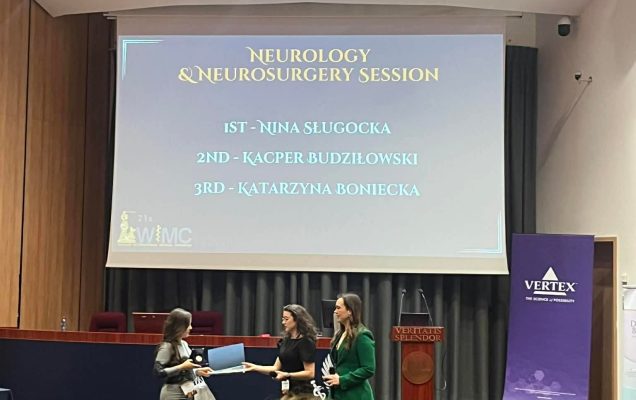 Studenci podczas uroczystości galowej odbierają nagrody.