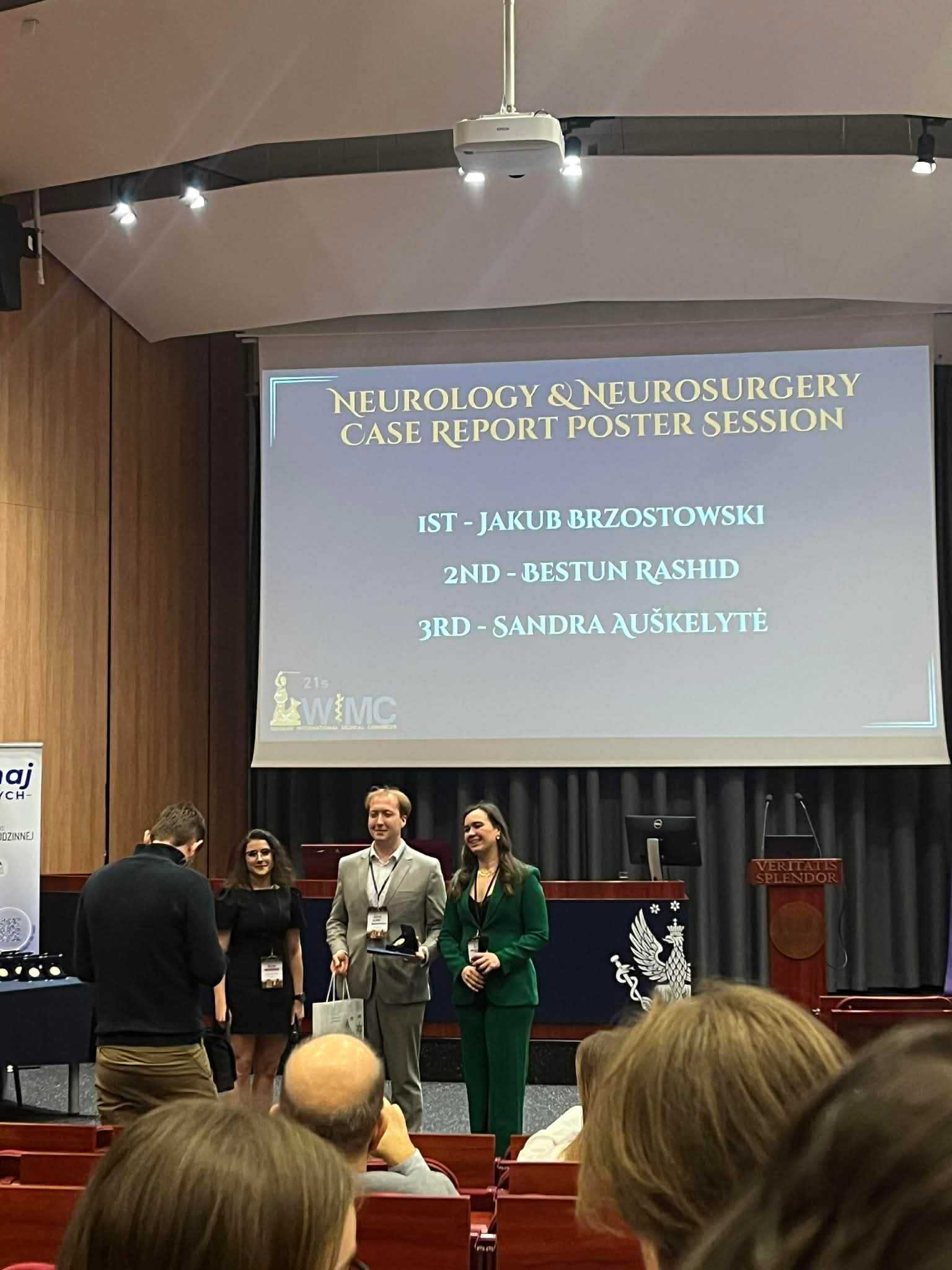 Studenci podczas uroczystości galowej odbierają nagrody.