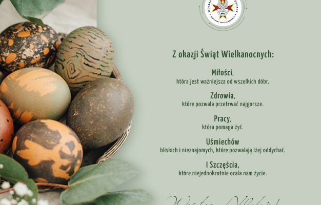 Grafika przedstawia eleganckie życzenia wielkanocne na tle w odcieniach zieleni. Po lewej stronie znajduje się koszyk z pisankami w naturalnych barwach – brązowych, zielonych, pomarańczowych i beżowych – ozdobionych subtelnymi wzorami. Wokół koszyka widoczne są zielone liście i białe kwiaty, tworzące wiosenną kompozycję. Po prawej stronie umieszczono tekst życzeń: Z okazji Świąt Wielkanocnych: Miłości, która jest ważniejsza od wszelkich dóbr. Zdrowia, które pozwala przetrwać najgorsze. Pracy, która pomaga żyć. Uśmiechów bliskich i nieznajomych, które pozwalają lżej oddychać. I Szczęścia, które niejednokrotnie ocala nam życie. Na dole widnieje odręczny napis „Wesołego Alleluja!”, a w górnej części – logo Wojskowego Instytutu Medycznego z orłem i czerwono-złotym krzyżem.