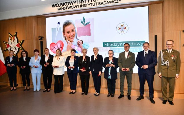 Zdjęcie grupowe odznaczonych pielęgniarek z Dyrektorem WIM.