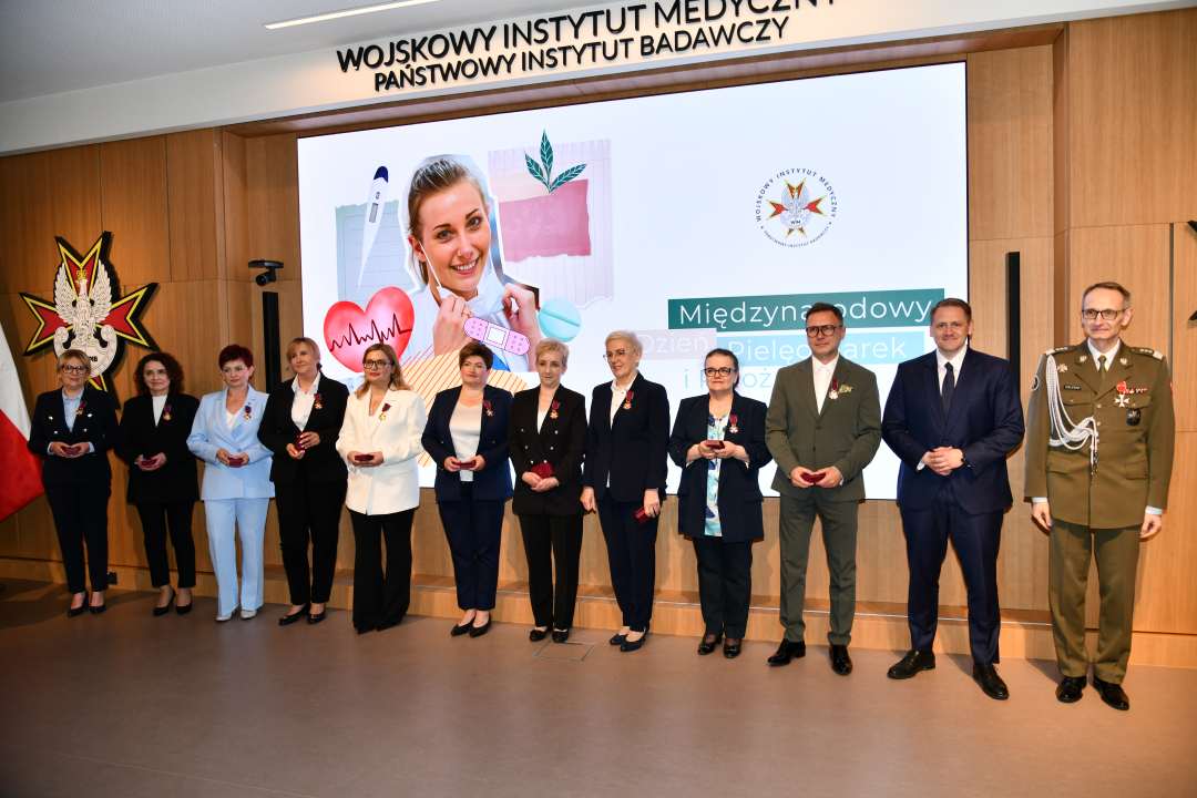 Zdjęcie grupowe odznaczonych pielęgniarek z Dyrektorem WIM.