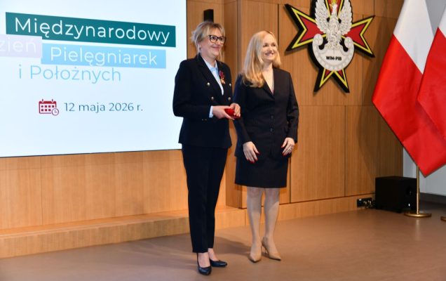 Ministra zdrowia pozuje do zdjęcia.