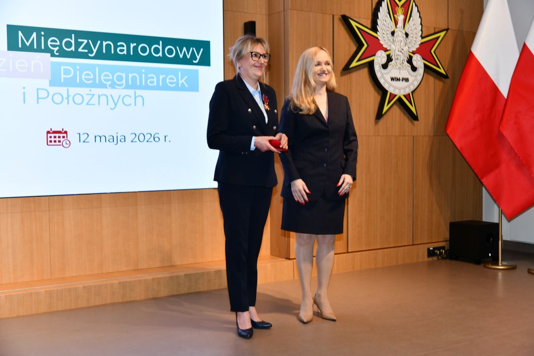 Ministra zdrowia pozuje do zdjęcia.