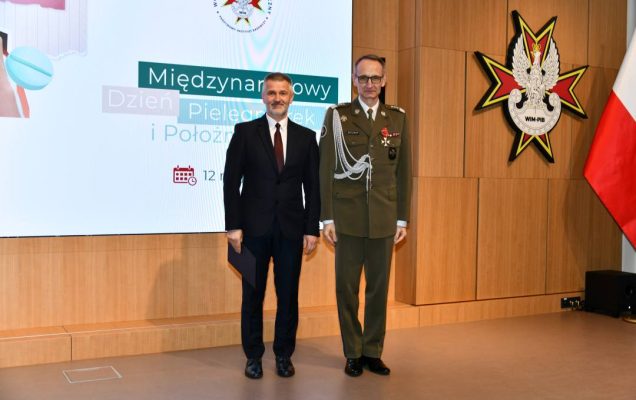 Dyrektor WIM pozuje do zdjęcia.