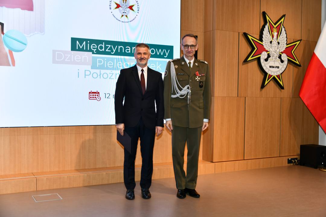 Dyrektor WIM pozuje do zdjęcia.