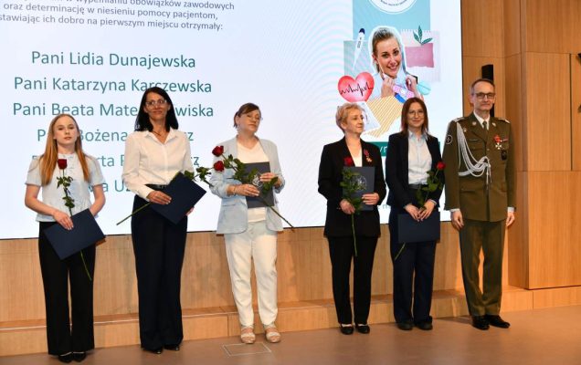 Zdjęcie grupowe odznaczonych pielęgniarek z Dyrektorem WIM.