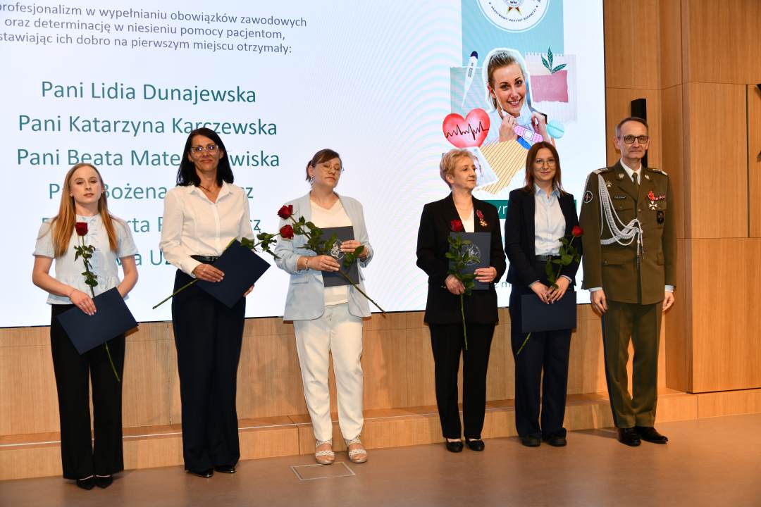 Zdjęcie grupowe odznaczonych pielęgniarek z Dyrektorem WIM.