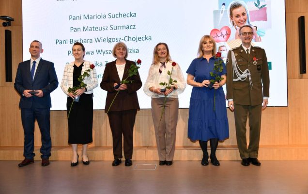 Zdjęcie grupowe oznaczonych pracowników z dyrektorem WIM.