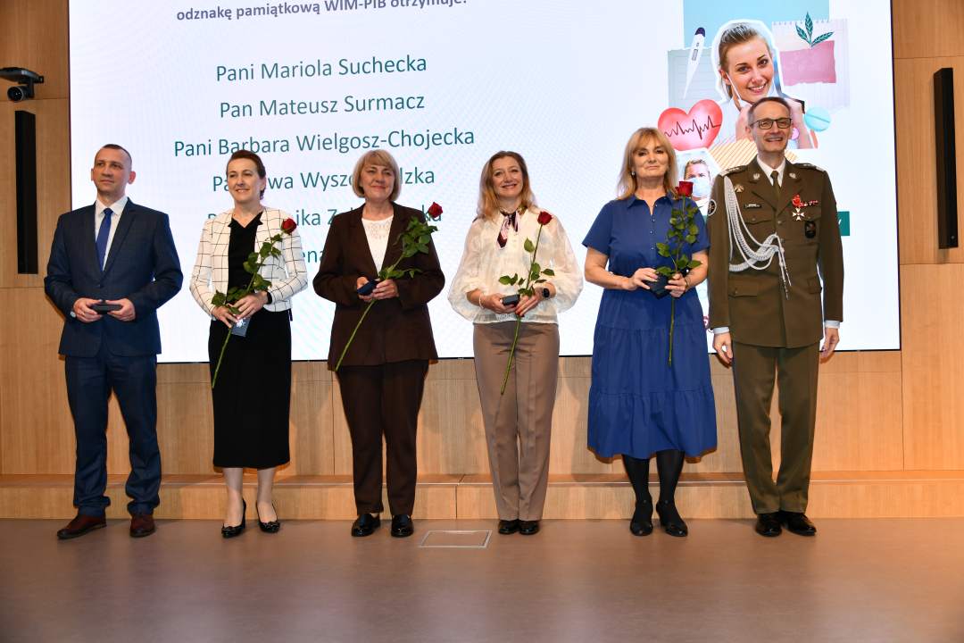 Zdjęcie grupowe oznaczonych pracowników z dyrektorem WIM.