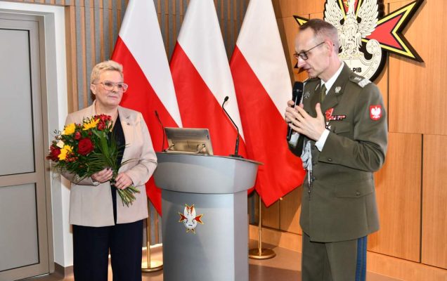 Lidja Wojda z bukietem kwiatów obok dyrektor WIM.