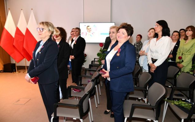 Aula WIM. Uczestnicy powstają ze swoich miejsc na auli..