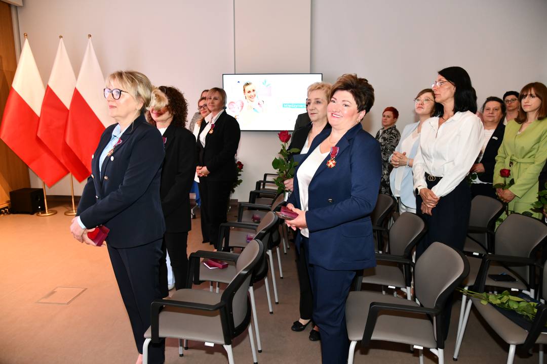 Aula WIM. Uczestnicy powstają ze swoich miejsc na auli..