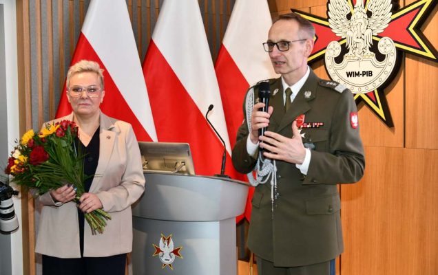 Lidja Wojda z bukietem kwiatów obok dyrektor WIM.