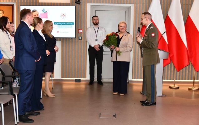 Dyrektor WIM przemawia na auli do zebranych pielęgniarek i gości.