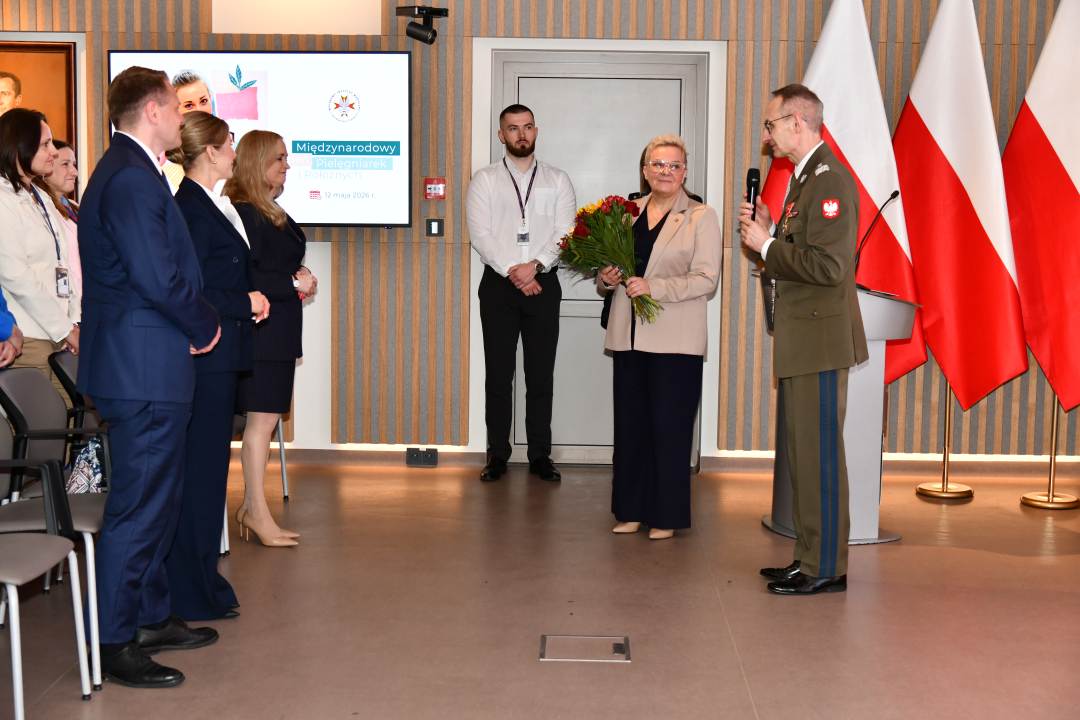 Dyrektor WIM przemawia na auli do zebranych pielęgniarek i gości.