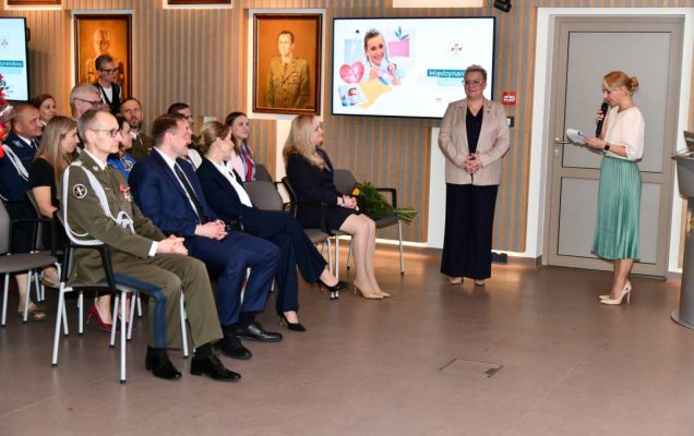 Małgorzata Złotkowska na auli Wojskowego Instytutu Medycznego prowadzi uroczystość.