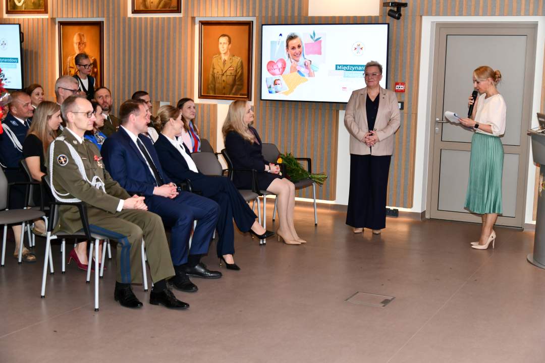 Małgorzata Złotkowska na auli Wojskowego Instytutu Medycznego prowadzi uroczystość.