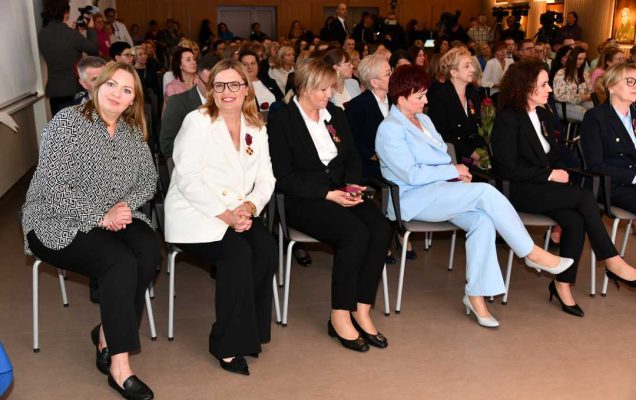 Goście i uczestnicy uroczystości siedzący na auli WIM podczas uroczystości.