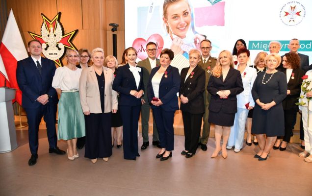 Zdjęcie grupowe pielęgniarek z Ministrą Zdrowia i Pierwszą Damą RP
