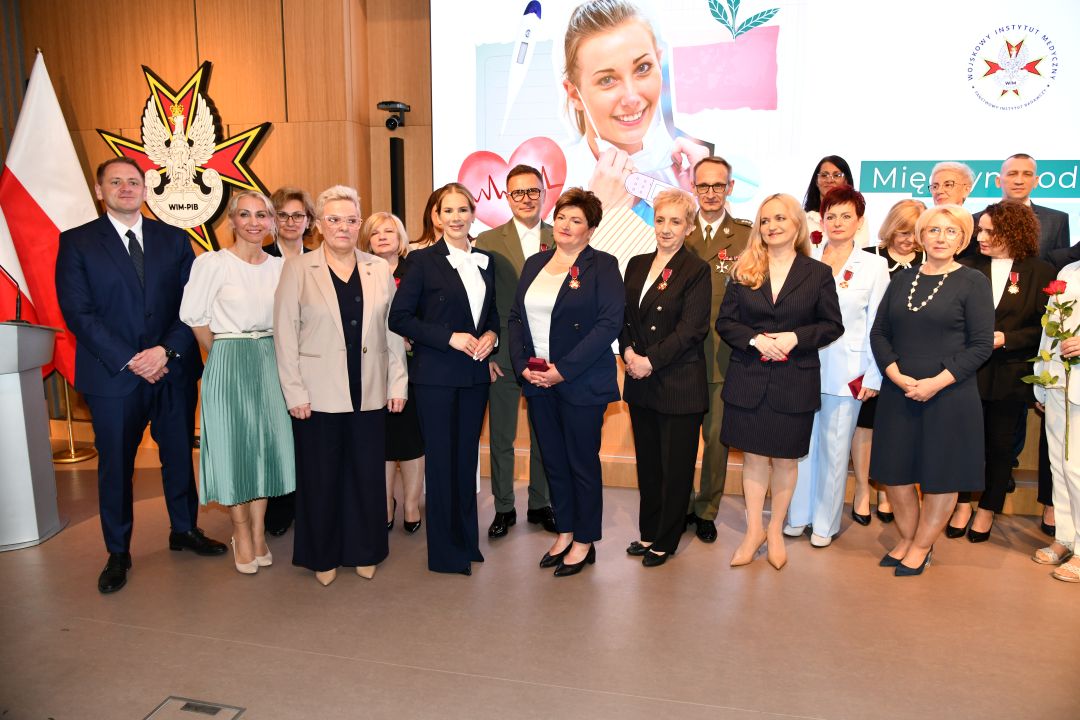 Zdjęcie grupowe pielęgniarek z Ministrą Zdrowia i Pierwszą Damą RP