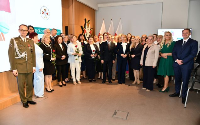 Zdjęcie grupowe pracowników WIM z Pierwsza dama i Minister Zdrowia.