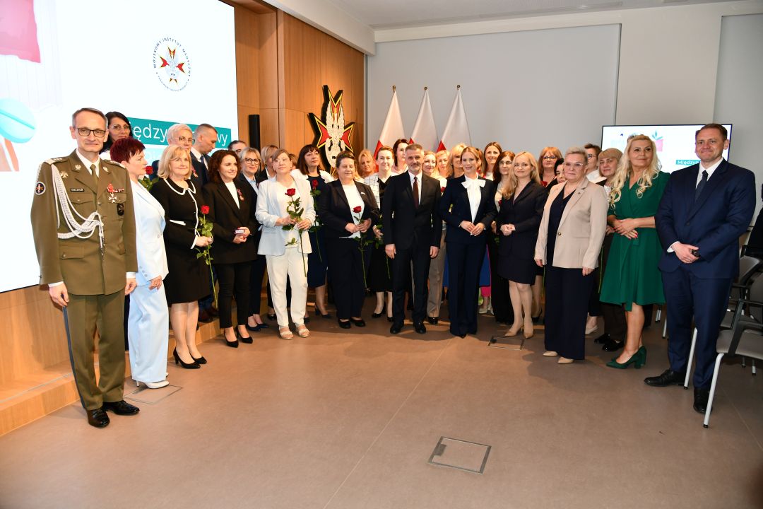 Zdjęcie grupowe pracowników WIM z Pierwsza dama i Minister Zdrowia.
