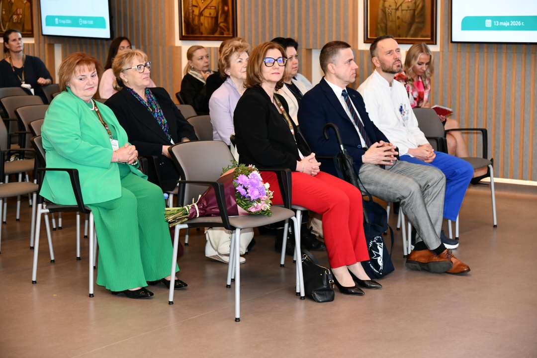 Siedzący słuchacze na auli WIM.