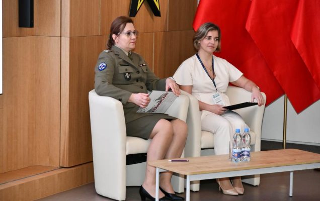 Moderatorki panelu siedzące w fotelach na auli WIM.