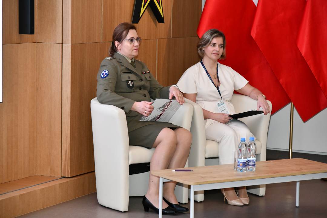 Moderatorki panelu siedzące w fotelach na auli WIM.