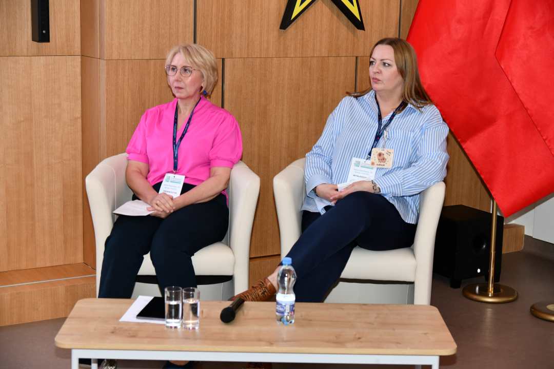 Moderatorki panelu siedzące w fotelach na auli WIM.
