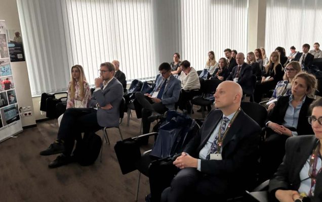 Siedzący słuchacze konferencji na sali wykładowej WIM.