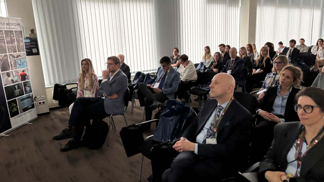 Siedzący słuchacze konferencji na sali wykładowej WIM.