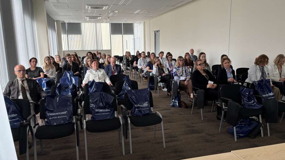 Siedzący słuchacze i prelegenci podczas konferencji na sali wykładowej WIM.