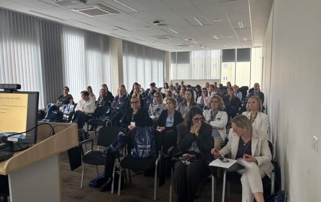 Siedzący słuchacze i prelegenci podczas konferencji na sali wykładowej WIM.