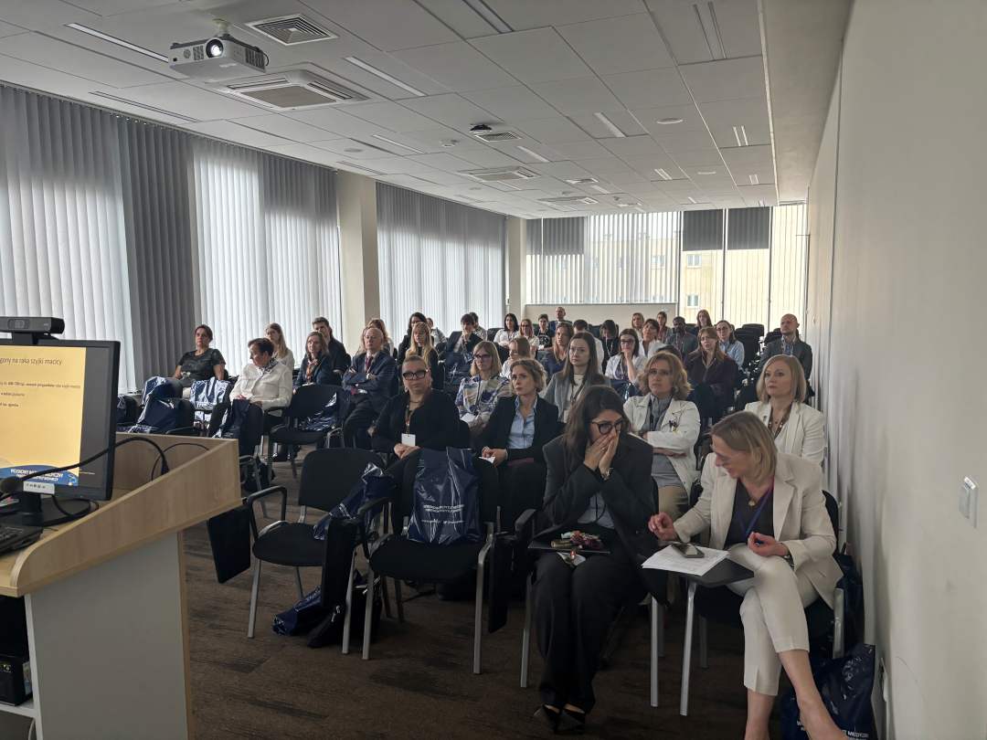 Siedzący słuchacze i prelegenci podczas konferencji na sali wykładowej WIM.
