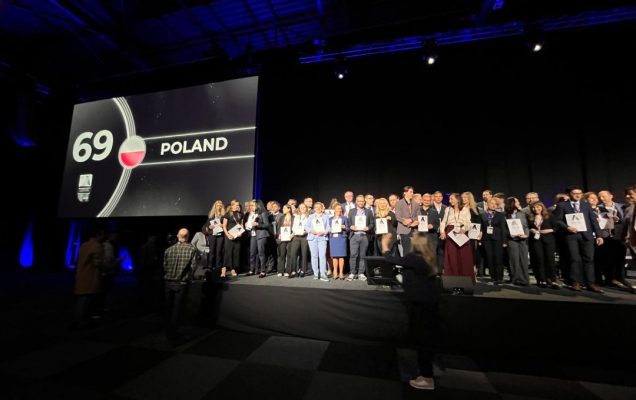 Zdjęcie grupowe laureatów Angel Initative Poland na sali konferencyjnej.